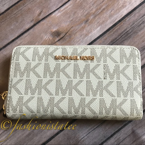 Michael Kors Handbags - NWT MICHAEL KORS JET SET TRAVEL PHONE CASE WALLET